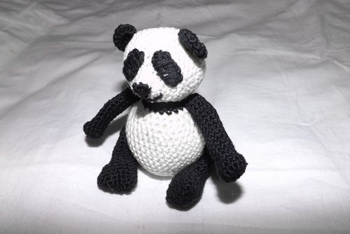 Megztas Panda žaislas su savo rankomis