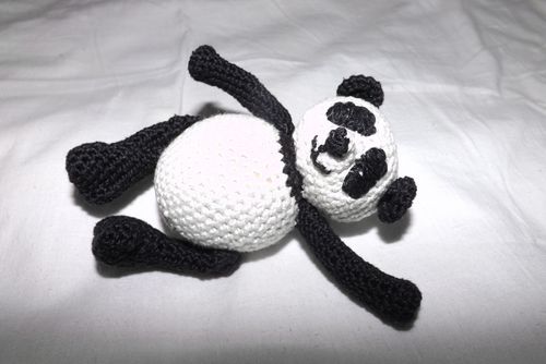 Megztas Panda žaislas su savo rankomis
