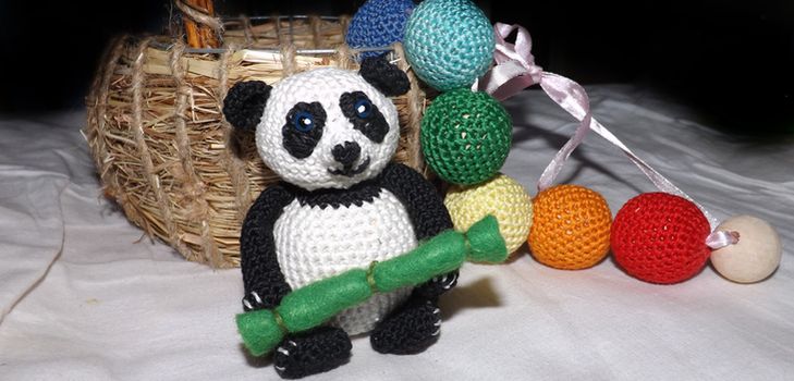 Megztas Panda žaislas su savo rankomis