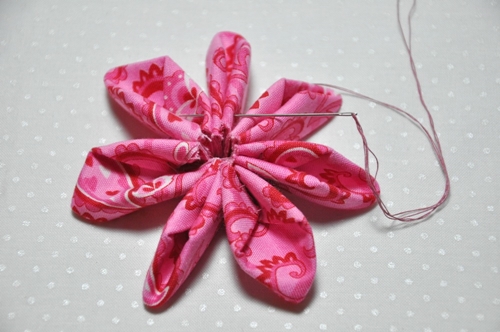 Kaip padaryti gėlių kanzashi iš audinių savo rankomis