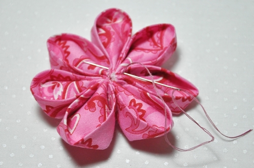 Kaip padaryti gėlių kanzashi iš audinių savo rankomis