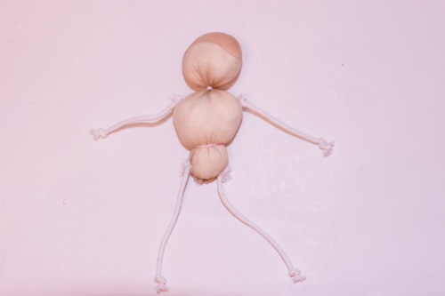 Lėlių lėlė iš improvizuotų medžiagų