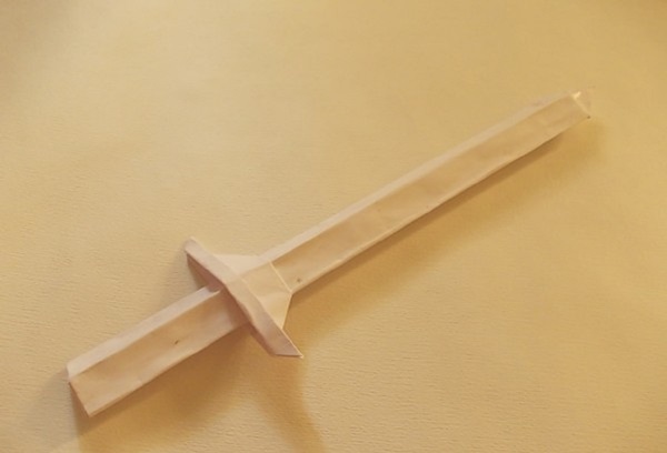 Kaip padaryti kardą iš popieriaus savo rankomis