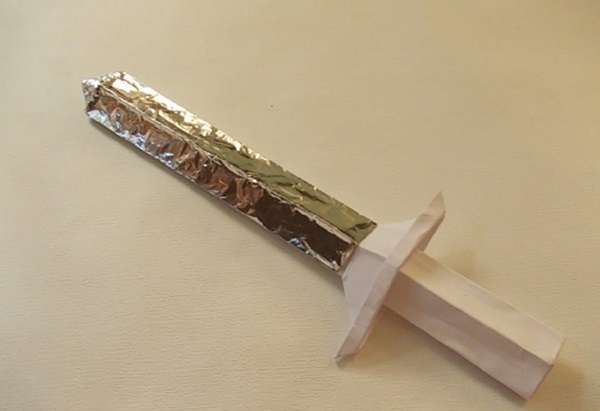 Kaip padaryti kardą iš popieriaus savo rankomis