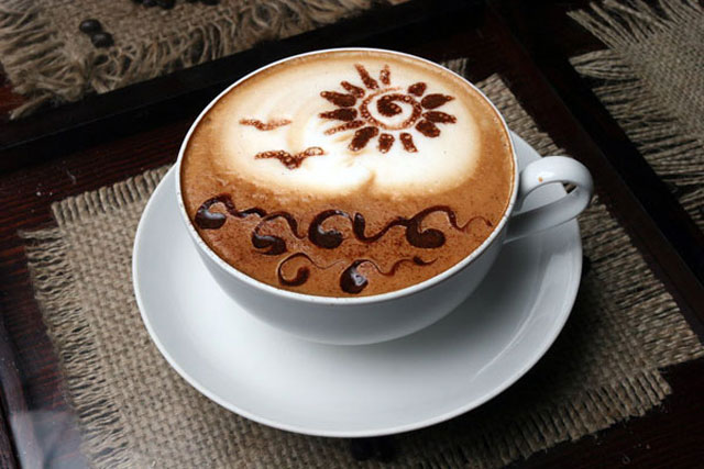 Latte art - kavos dažymas