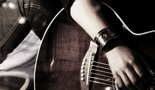 Kaip išmokti groti gitara dainas?