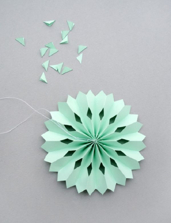 Gražus snaigės, skirtos 2017 m. Naujuosius metus, su savo popieriaus rankomis - diagramos ir nuotraukos etapais. Meistriškumo kursai vaikams didelėse snieglenčių origami technikoje
