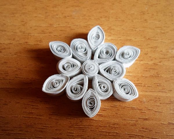 Gražus snaigės, skirtos 2017 m. Naujuosius metus, su savo popieriaus rankomis - diagramos ir nuotraukos etapais. Meistriškumo kursai vaikams didelėse snieglenčių origami technikoje