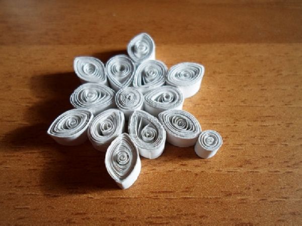 Gražus snaigės, skirtos 2017 m. Naujuosius metus, su savo popieriaus rankomis - diagramos ir nuotraukos etapais. Meistriškumo kursai vaikams didelėse snieglenčių origami technikoje