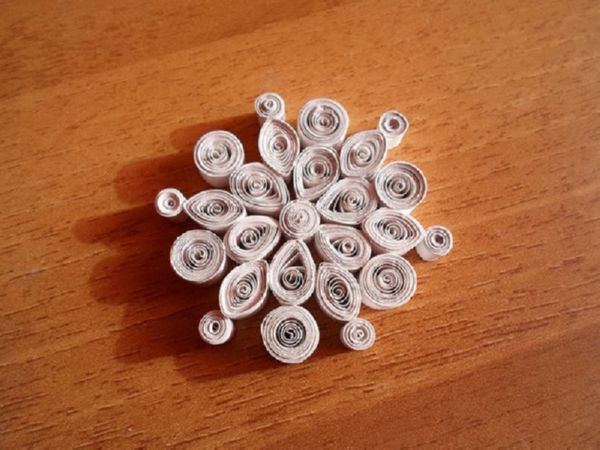 Gražus snaigės, skirtos 2017 m. Naujuosius metus, su savo popieriaus rankomis - diagramos ir nuotraukos etapais. Meistriškumo kursai vaikams didelėse snieglenčių origami technikoje