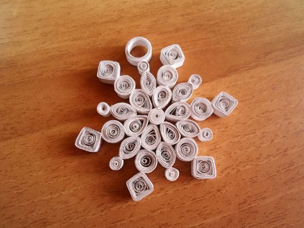 Gražus snaigės, skirtos 2017 m. Naujuosius metus, su savo popieriaus rankomis - diagramos ir nuotraukos etapais. Meistriškumo kursai vaikams didelėse snieglenčių origami technikoje
