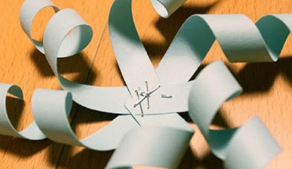 Gražus snaigės, skirtos 2017 m. Naujuosius metus, su savo popieriaus rankomis - diagramos ir nuotraukos etapais. Meistriškumo kursai vaikams didelėse snieglenčių origami technikoje