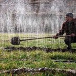 Laistymas apibarstydamas rankas - video Laistymas apibarstydamas rankas - video