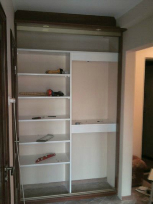 Built-in drabužių spinta su savo rankomis