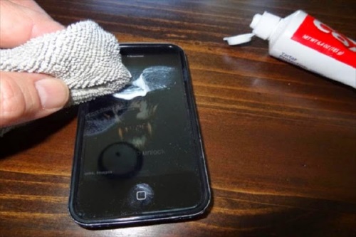 Kaip pašalinti įbrėžimus iš savo telefono