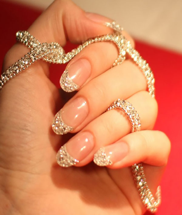 Blizgučiai ir Swarovski akmenys kaip žiemos manikiūro 2016-2017 m. Tendencija