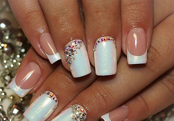Blizgučiai ir Swarovski akmenys kaip žiemos manikiūro 2016-2017 m. Tendencija