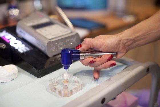 Nuolatinis makiažas slepiamus mėlynes po akimis