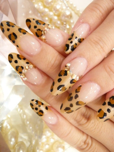 Mada, leopardo atspalviai Leopardo nagai grįžta ir grįžta į madą