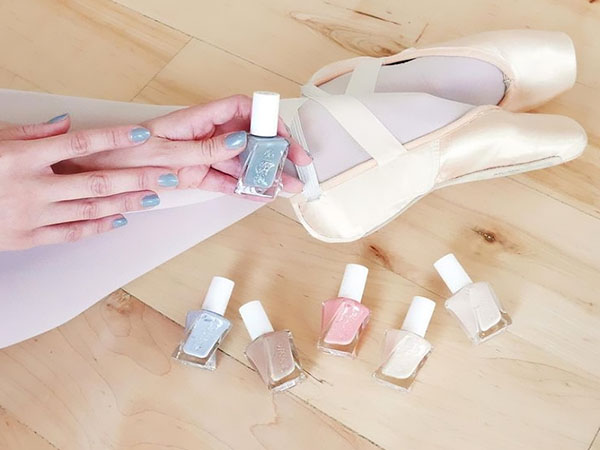 Pastelinis manikiūras: lakų rinkinys Essie Gel Couture Ballet Nudes 2017