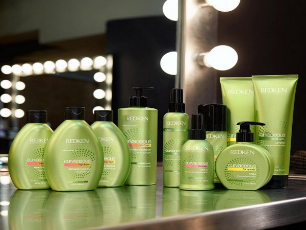 Banguotas revoliucija: naujos prekės, skirtos garbanotoms garbanoms Redken Curvaceous