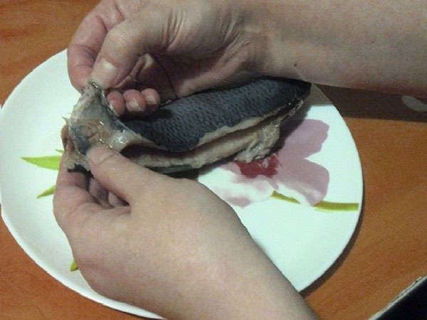 Kaip tinkamai ir greitai supjaustyti silkę iš kaulų