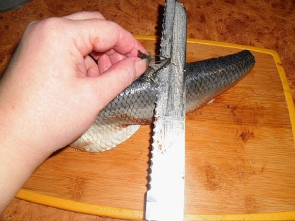 Kaip tinkamai ir greitai supjaustyti silkę iš kaulų