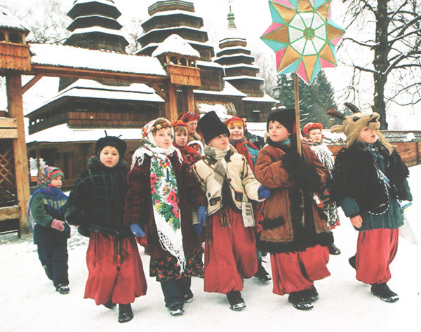 Kaip tinkamai paragauti Kalėdų sausio 6 ir 7 ir senų Naujųjų Metų, ką jums reikia pasakyti - eilėraščius, dainas, ritualus, kostiumus