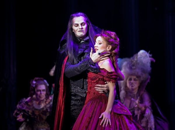 Muzikos apie vampyrus, kuriuos verta pamatyti. Legendinis vampyro kamuolys