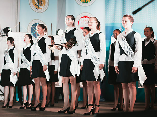 Paskirtis studentams: atostogų scenarijai pradedantiesiems kolegijoje, universitete, institute - Konkursai, eskizai, dainų pertvarkymas studentams inicijuoti