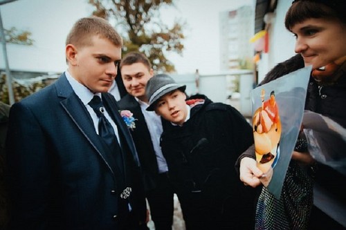 Tradicijos nuotakos kainos: šiuolaikinis scenarijus ir plakatai