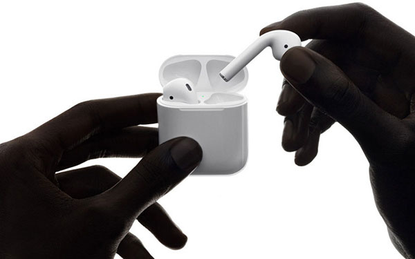 Garso be sienų: "Apple AirPods" bevielės ausinės