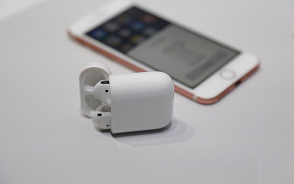 Garso be sienų: "Apple AirPods" bevielės ausinės