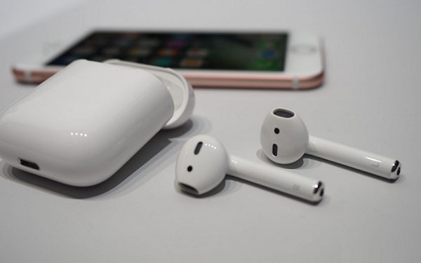 Garso be sienų: "Apple AirPods" bevielės ausinės
