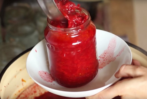 Borsch žiemai skardinėse, receptai ruošiniams su runkeliais ir kopūstais, pomidorų pasta ir be jo