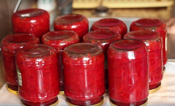 Borsch žiemai skardinėse, receptai ruošiniams su runkeliais ir kopūstais, pomidorų pasta ir be jo