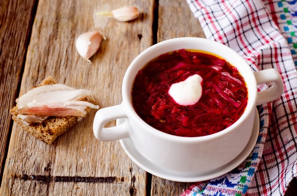 Borsch žiemai skardinėse, receptai ruošiniams su runkeliais ir kopūstais, pomidorų pasta ir be jo