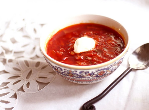 Borsch žiemai skardinėse, receptai ruošiniams su runkeliais ir kopūstais, pomidorų pasta ir be jo