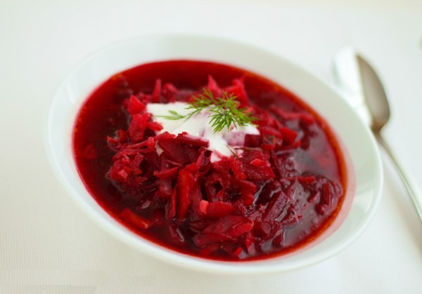 Borsch žiemai skardinėse, receptai ruošiniams su runkeliais ir kopūstais, pomidorų pasta ir be jo