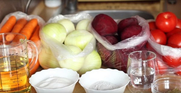 Borsch žiemai skardinėse, receptai ruošiniams su runkeliais ir kopūstais, pomidorų pasta ir be jo