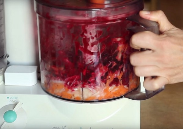 Borsch žiemai skardinėse, receptai ruošiniams su runkeliais ir kopūstais, pomidorų pasta ir be jo