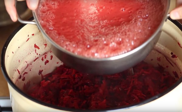 Borsch žiemai skardinėse, receptai ruošiniams su runkeliais ir kopūstais, pomidorų pasta ir be jo