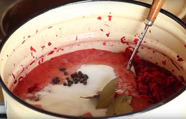 Borsch žiemai skardinėse, receptai ruošiniams su runkeliais ir kopūstais, pomidorų pasta ir be jo