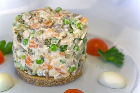 Salotos su alyvmedžiais. Ar tu viską žinai apie jį?