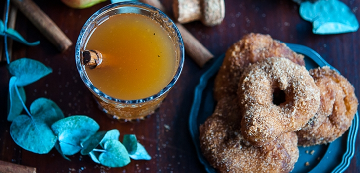 Mulled vynas ir obuolių spurgos