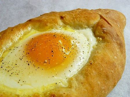 Jūs galite gaminti khachapuri kefyru ar grietine. Kaip įdarą naudokite kiaušinius ar mėsą. Tuo pačiu metu, kuo daugiau jūs nukreipsite nuo klasikinio recepto, tuo sunkiau bus pavadinti savo kulinarinį šedevrą realiu khachapuri. 