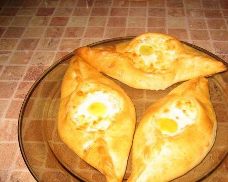 Jūs galite gaminti khachapuri kefyru ar grietine. Kaip įdarą naudokite kiaušinius ar mėsą. Tuo pačiu metu, kuo daugiau jūs nukreipsite nuo klasikinio recepto, tuo sunkiau bus pavadinti savo kulinarinį šedevrą realiu khachapuri. 