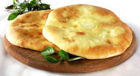 Jūs galite gaminti khachapuri kefyru ar grietine. Kaip įdarą naudokite kiaušinius ar mėsą. Tuo pačiu metu, kuo daugiau jūs nukreipsite nuo klasikinio recepto, tuo sunkiau bus pavadinti savo kulinarinį šedevrą realiu khachapuri. 
