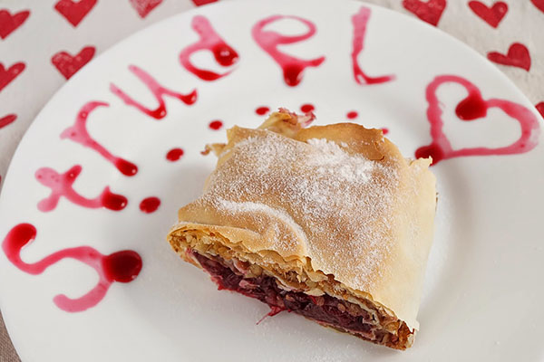 Sultingas ir švelnus vyšnių strudelis su cinamonu