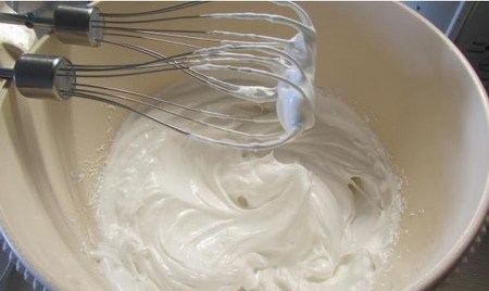 Kaip padaryti kremą "Cappeycakes": sviesto, šokolado ir baltymų kremo receptas